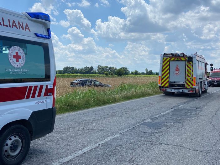 Gambarana: escono di strada con l'auto sulla provinciale 4, illese due persone