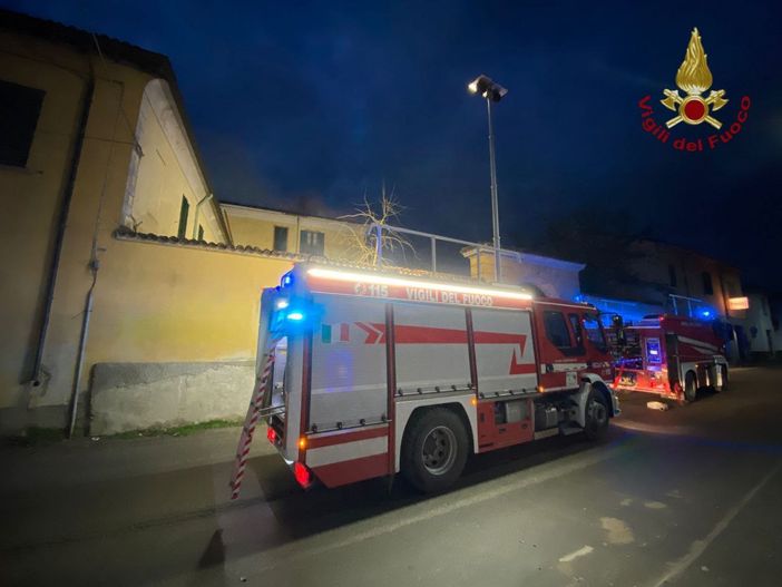 Zinasco: fiamme sul tetto di una villa, allertate due squadre di Vigili del fuoco