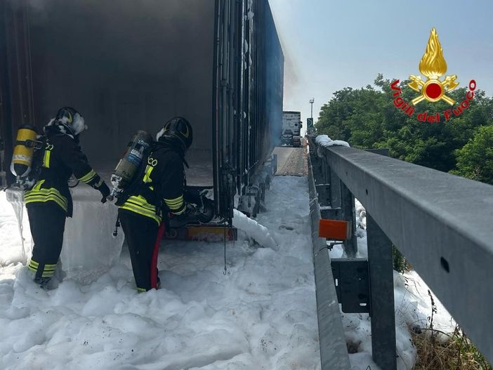 Camion in fiamme sull'autostrada Milano-Genova, intervengono i Vigili del fuoco