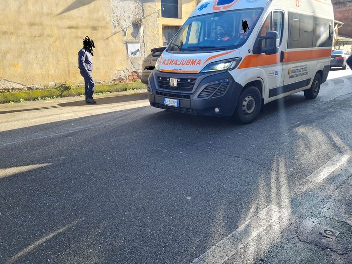 Mede: sale su una scala per portare del cibo ai gatti, ma cade rovinosamente. 82enne grave al San Matteo Mede: sale su una scala per portare del cibo ai gatti, ma cade rovinosamente. 82enne grave al San Matteo