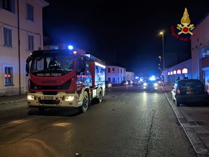 Pavia: scontro tra auto in viale Partigiani, soccorse 5 persone