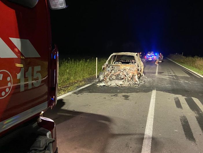 Pieve del Cairo: incendio divora un suv sulla ex statale 211