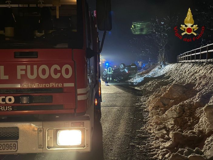 Varzi: si ribalta con l'auto sulla provinciale 461, illeso un 34enne Varzi: si ribalta con l'auto sulla provinciale 461, illeso un 34enne