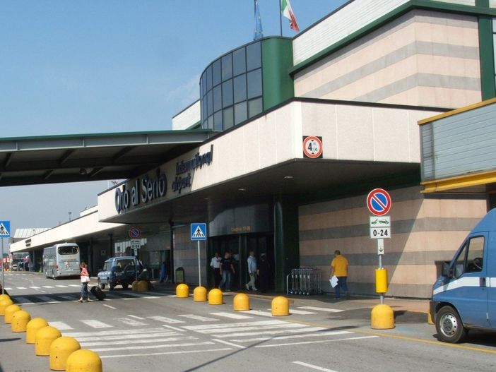 Muore risucchiato dal motore di un aereo in partenza all'aeroporto di Orio, voli dirottati su Malpensa Muore risucchiato dal motore di un aereo in partenza all'aeroporto di Orio, voli dirottati su Malpensa