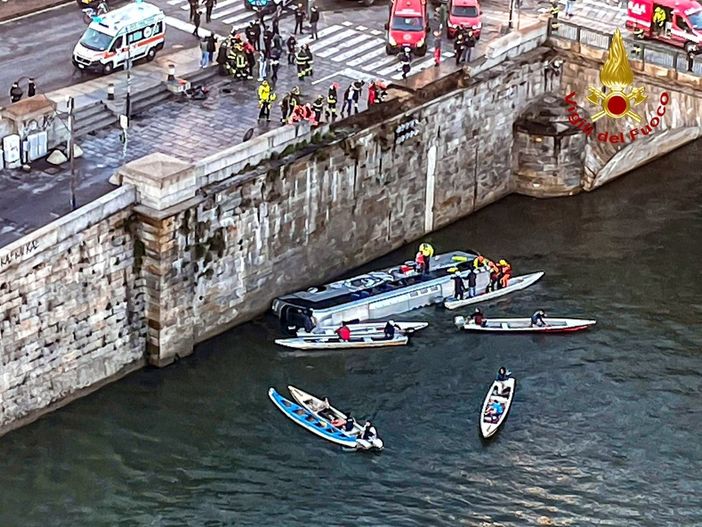 L'autobus finito nel Po a Torino L'autobus finito nel Po a Torino