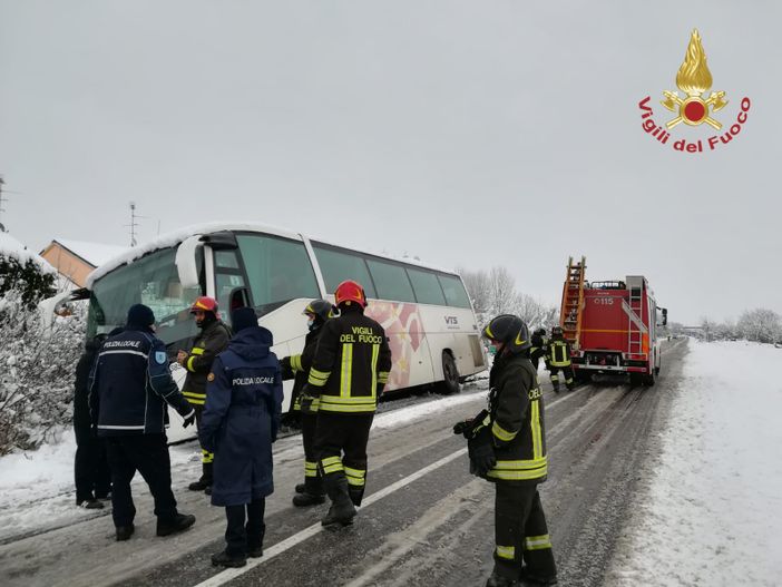 Lomellina e Pavia: molti disagi per la neve sul territorio, vigili del fuoco impegnati dalla notte scorsa