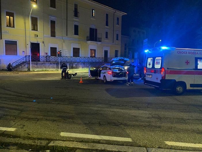 FOTO. Scontro tra un'auto e una moto a Busto, feriti un 16enne e un 18enne FOTO. Scontro tra un'auto e una moto a Busto, feriti un 16enne e un 18enne