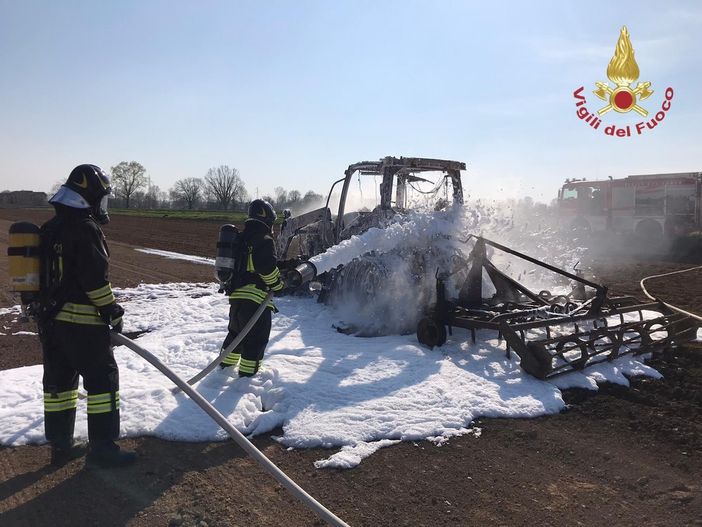 San Genesio: trattore divorato da un incendio a Cascina Comairano