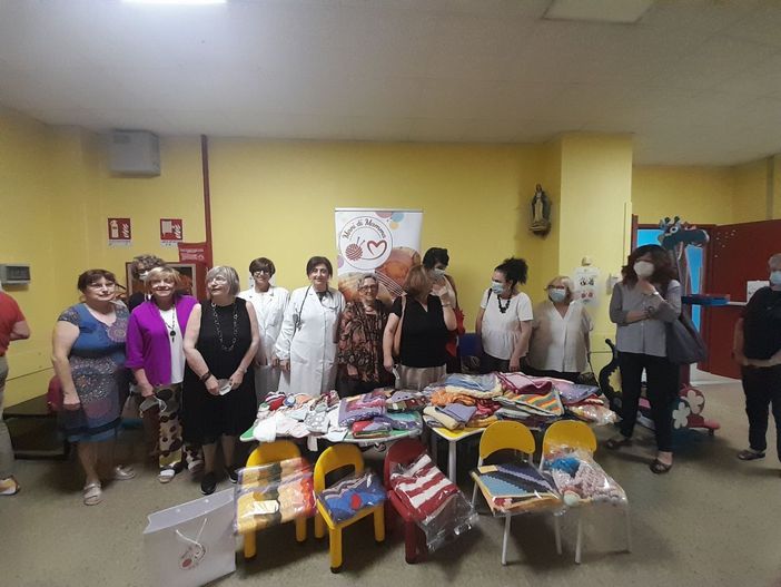 Progetto "Cuore su Cuore", consegna dei manufatti per i piccoli pazienti del reparto di pediatria e nido di Vigevano Progetto "Cuore su Cuore", consegna dei manufatti per i piccoli pazienti del reparto di pediatria e nido di Vigevano