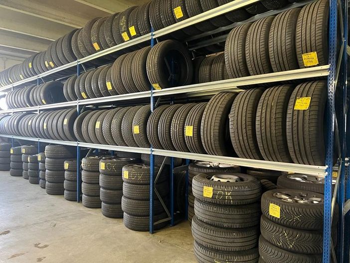 Da oggi bisogna montare le gomme estive, ma c'è un mese di tempo per mettersi in regola