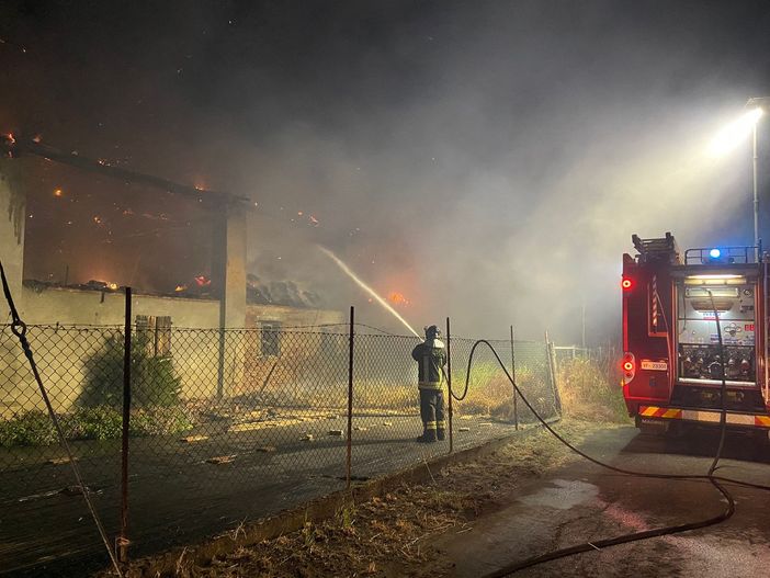 Mezzana Bigli: rogo divora cascinale in frazione Terzo Mezzana Bigli: rogo divora cascinale in frazione Terzo