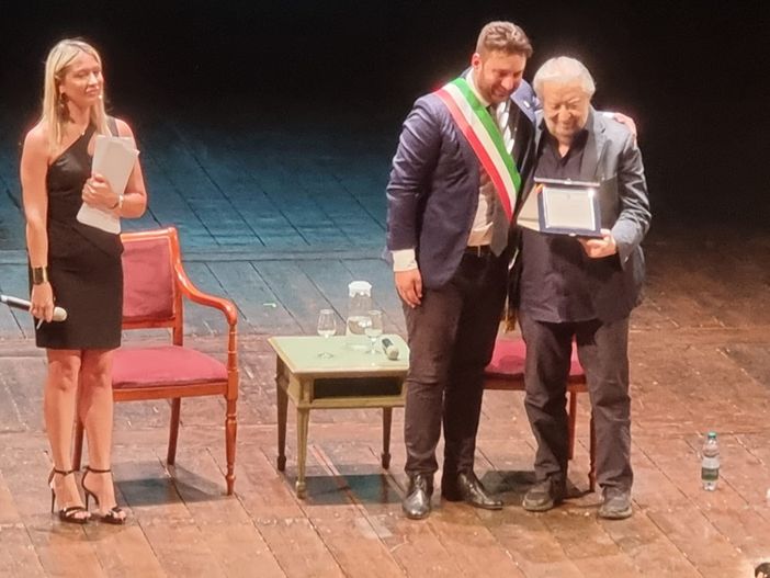 Casale Monferrato, Pupi Avati ritira il premio Giovanni Lanza consegnato dal sindaco Riboldi al Teatro Municipale