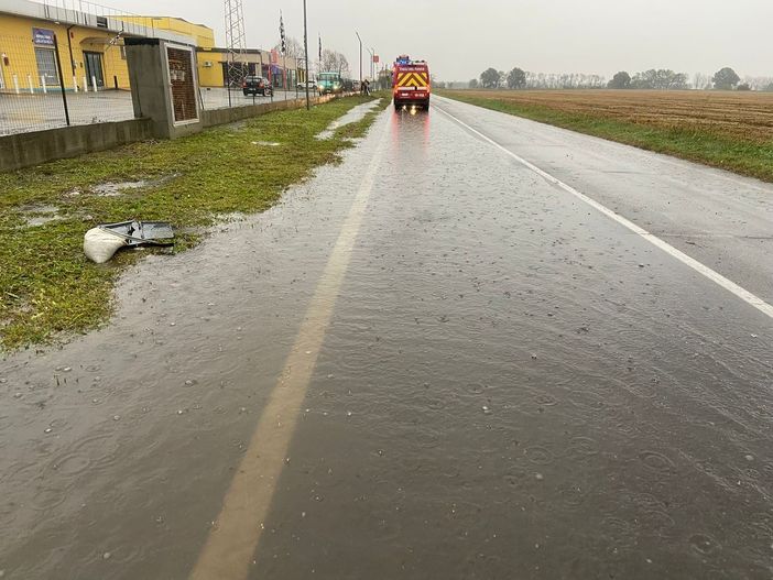 Mede-Lomello strada allagata per le forti piogge