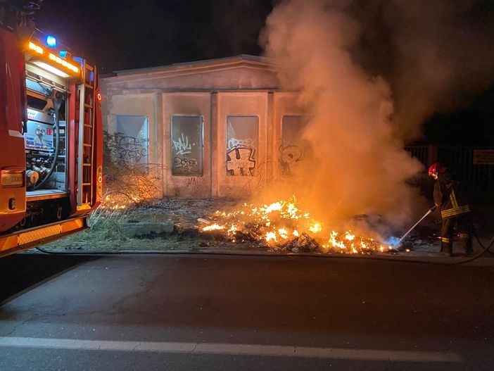 Zeme: incendio in una discarica abusiva, intervengono i Vigili del fuoco Zeme: incendio in una discarica abusiva, intervengono i Vigili del fuoco