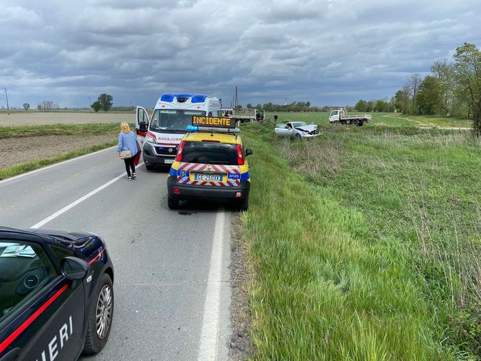 San Giorgio: scontro tra auto e furgone sulla provinciale, soccorse 4 persone San Giorgio: scontro tra auto e furgone sulla provinciale, soccorse 4 persone