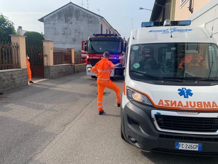 Magenta: anziano a terra in casa, soccorso dai Vigili del Fuoco Magenta: anziano a terra in casa, soccorso dai Vigili del Fuoco