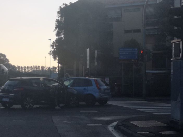Magenta: incidente all’incrocio di viale dello Stadio, un ferito Magenta: incidente all’incrocio di viale dello Stadio, un ferito