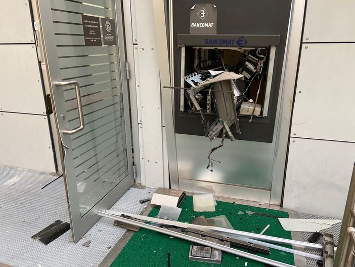 Mede: ladri fanno esplodere il bancomat in corso Italia