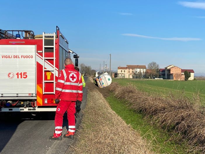 Autobotte carica di ossigeno liquido si ribalta tra Breme e Candia, strada chiusa per rischio di incendio