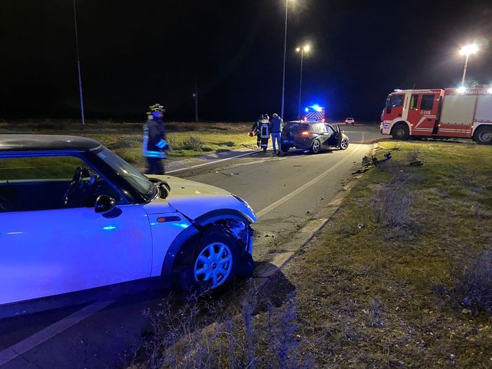 Mede: scontro tra auto alla rotatoria sulla provinciale 194