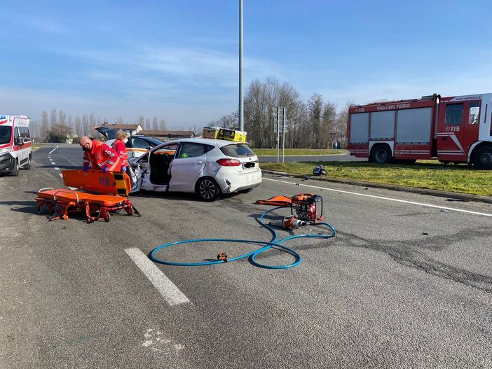 Sartirana: scontro tra auto all'incrocio con via Mede, ferita una 27enne