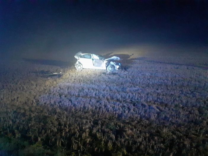 L'auto finita nel campo sulla statale 211