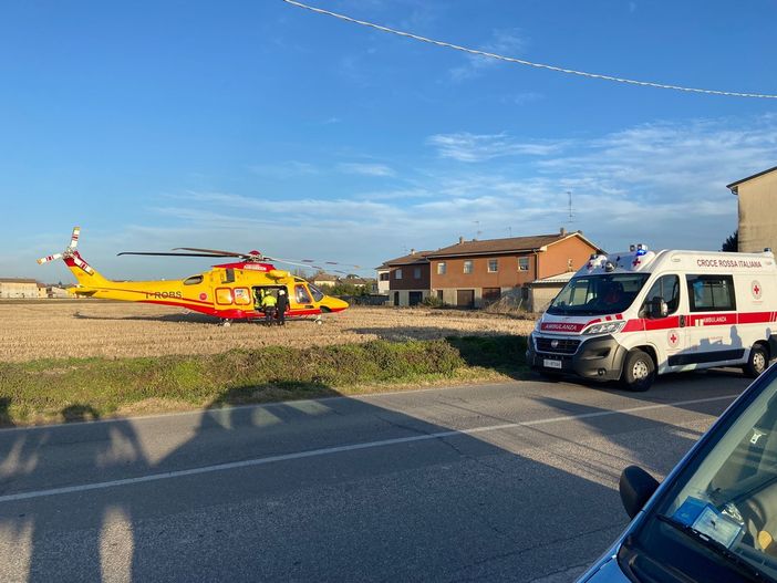 Valle: dimentica le chiavi e prova ad entrare in casa con una scala. 71enne cade e viene soccorso in elicottero Valle: dimentica le chiavi e prova ad entrare in casa con una scala. 71enne cade e viene soccorso in elicottero