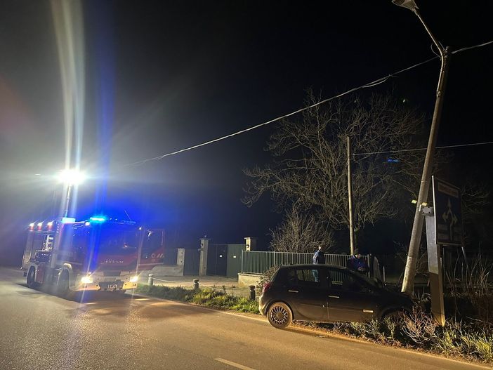 Tromello: perde il controllo dell’auto e finisce contro un palo