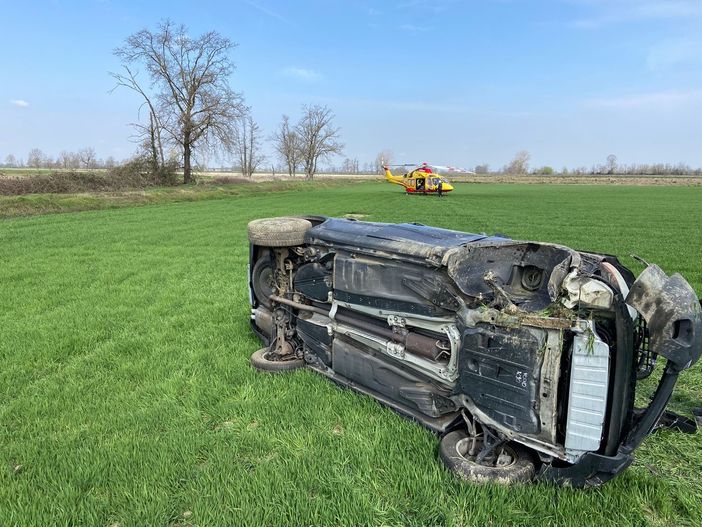 L'auto ribaltata nel campo sulla provinciale 194 L'auto ribaltata nel campo sulla provinciale 194