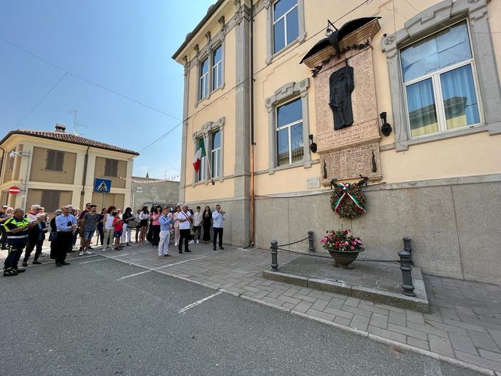 Festa della Repubblica, a Pieve del Cairo inaugurata la nuova facciata delle scuole medie. Le immagini Festa della Repubblica, a Pieve del Cairo inaugurata la nuova facciata delle scuole medie. Le immagini