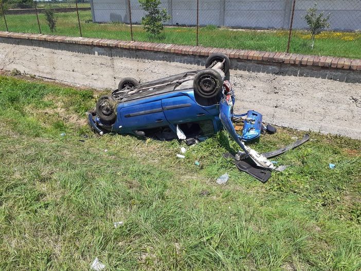 L'auto in un fosso ribaltata sulla provinciale 192