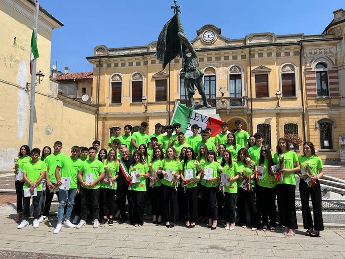 Mede: presentata in piazza della Repubblica, la leva dei Coscritti 2005