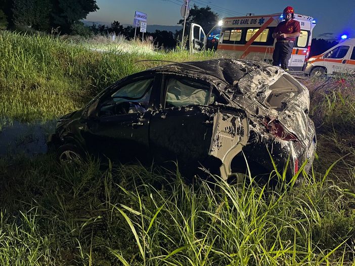 L'auto uscita di strada in via Borgo San Siro