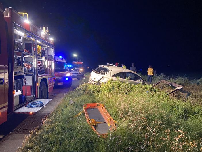 Valle: scontro tra auto sulla provinciale 5, ragazza 20enne trasportata in elicottero