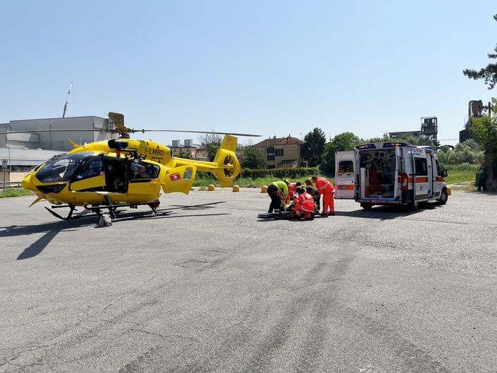 Valle: due operai ustionati in riseria, le immagini dei soccorsi