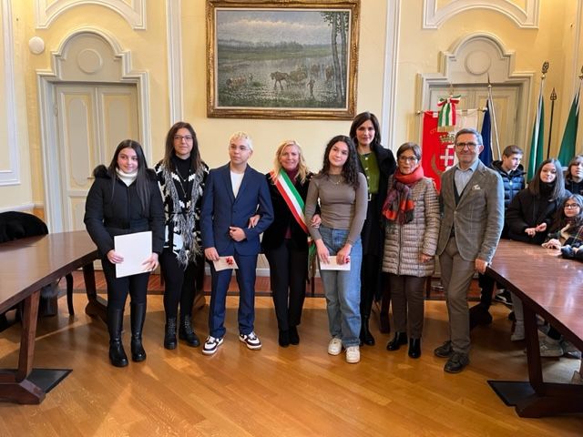 Mede: in aula consiliare consegnate 3 borse di studio Mede: in aula consiliare consegnate 3 borse di studio