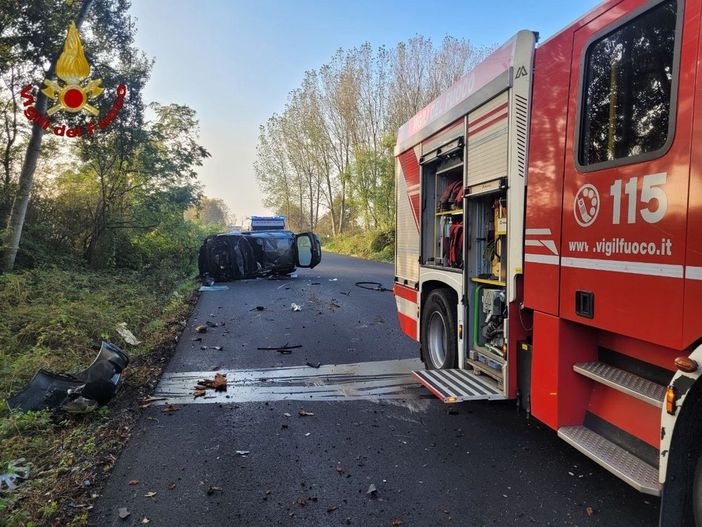Novara, si ribalta con l'auto e si schianta contro un albero, conducente trasportato in ospedale Novara, si ribalta con l'auto e si schianta contro un albero, conducente trasportato in ospedale
