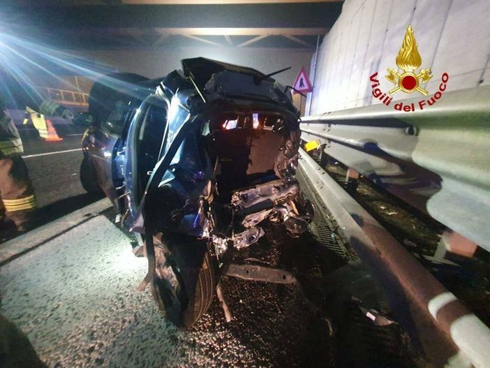 Pauroso incidente sulla A4: un ferito estratto dalle lamiere dell'auto distrutta Pauroso incidente sulla A4: un ferito estratto dalle lamiere dell'auto distrutta