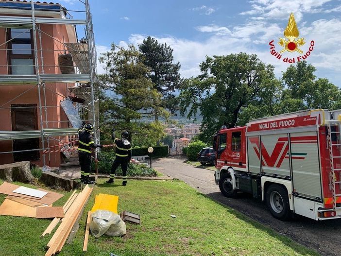 Cadono da un ponteggio a Luino, feriti gravemente due operai Cadono da un ponteggio a Luino, feriti gravemente due operai