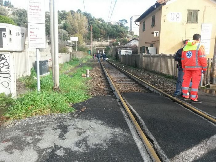 Pavia: neonato agganciato da un treno merci in stazione, è in gravissimo Pavia: neonato agganciato da un treno merci in stazione, è in gravissimo