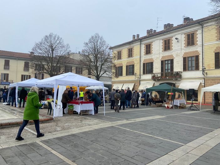 Mede: grande successo per i mercatini di Natale in piazza della Repubblica. Le immagini