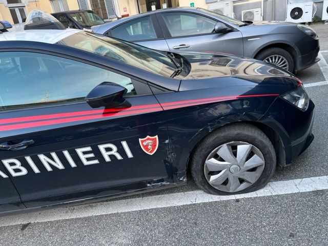 L'auto del radiomobile danneggiata nel corso dell'inseguimento L'auto del radiomobile danneggiata nel corso dell'inseguimento
