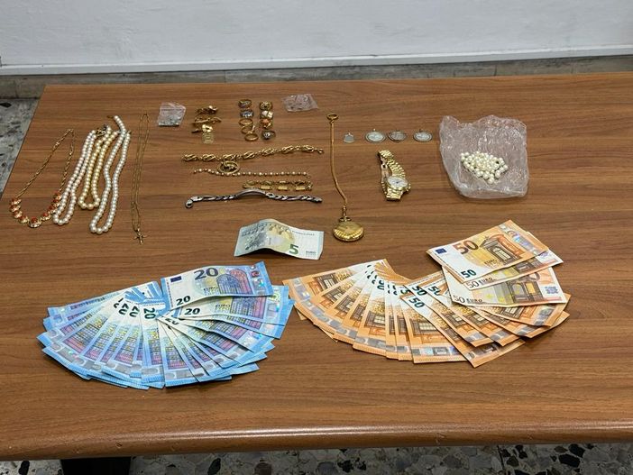 Vercelli, beccato con 1500 euro e i gioielli sottratti a un'anziana: in arresto un &quot;falso postino&quot;