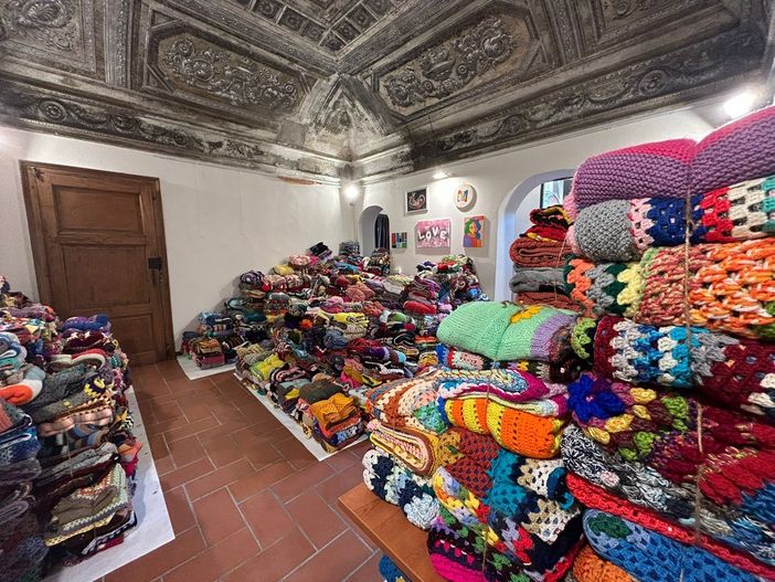 &quot;Viva Vittoria Vigevano&quot;: 3.000 coperte stese su Piazza Ducale per dire NO alla violenza contro le donne