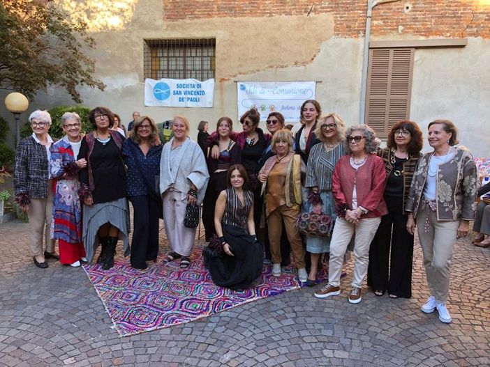 A Vigevano la sartoria solidale della San Vincenzo De Paoli tesse “Fili di comunione” e crea abiti speciali