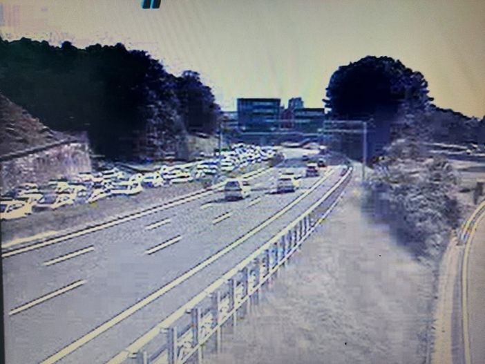 La coda sull'autostrada a Sesto Calende (immagini della webcam di Autostrade per l'Italia) La coda sull'autostrada a Sesto Calende (immagini della webcam di Autostrade per l'Italia)