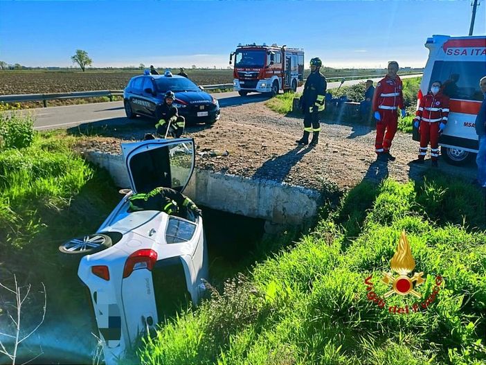 Vercelli: scontro con un mezzo agricolo, auto finisce un canale