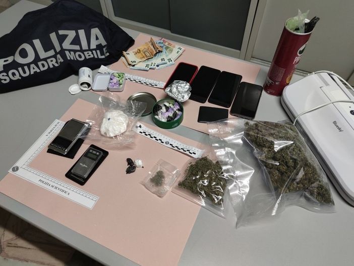 Trovata droga in casa: arrestati due uomini a Novara