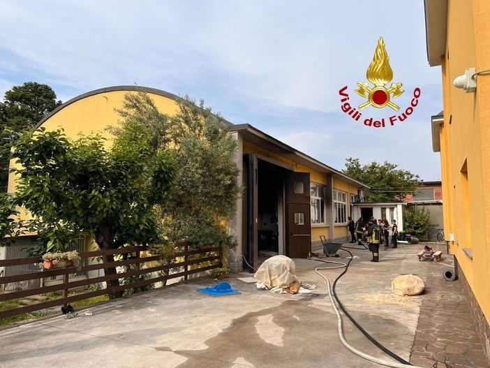 FOTO. Capannone in fiamme a Legnano, titolare e due dipendenti ustionati