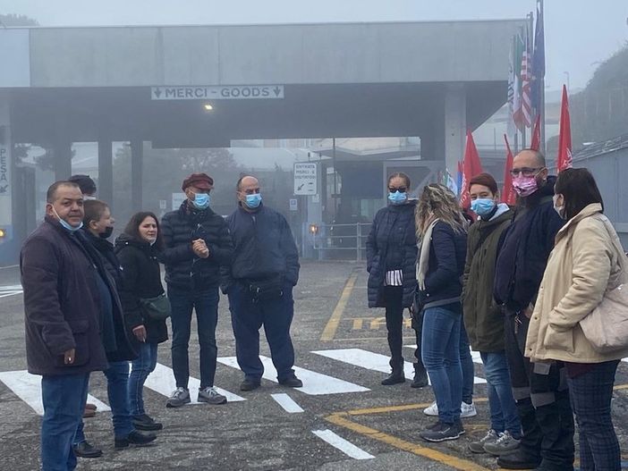 Il presidio di questa mattina, 18 novembre, alla Whirlpool di Cassinetta